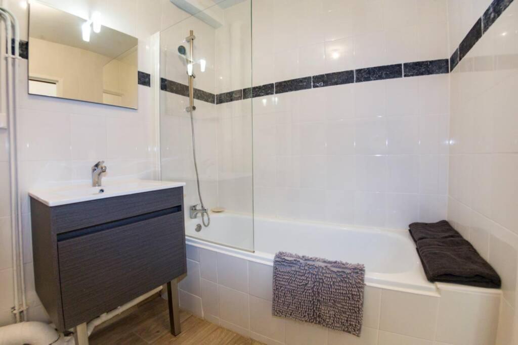 L'Escale - Topdestination-Bourg - Centre Ville - Classe 3 Etoiles Bourg-en-Bresse Exterior foto